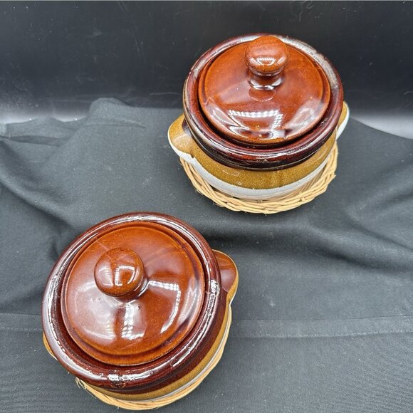 Vtg Brown Onion Soup Crocks Set Of 2 With Lids & Rattan Trivets - Picture 2 of 9